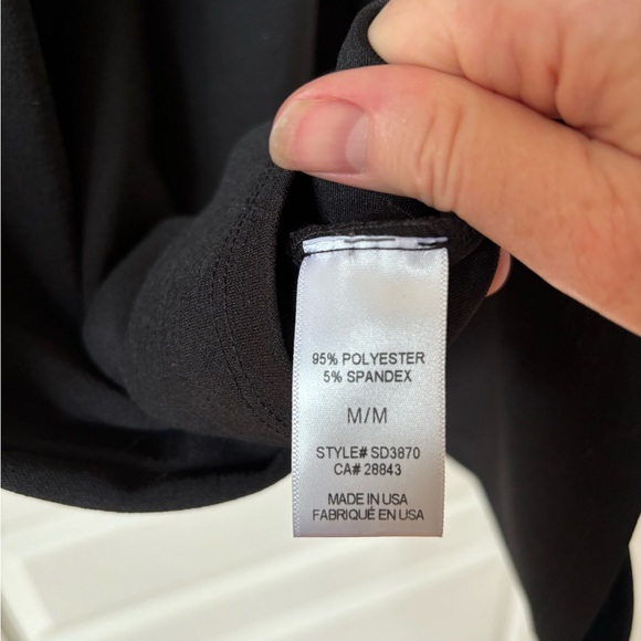 The perfect little black dress, lightweight, size medium, with stretch, to hug. - Picture 4 of 9